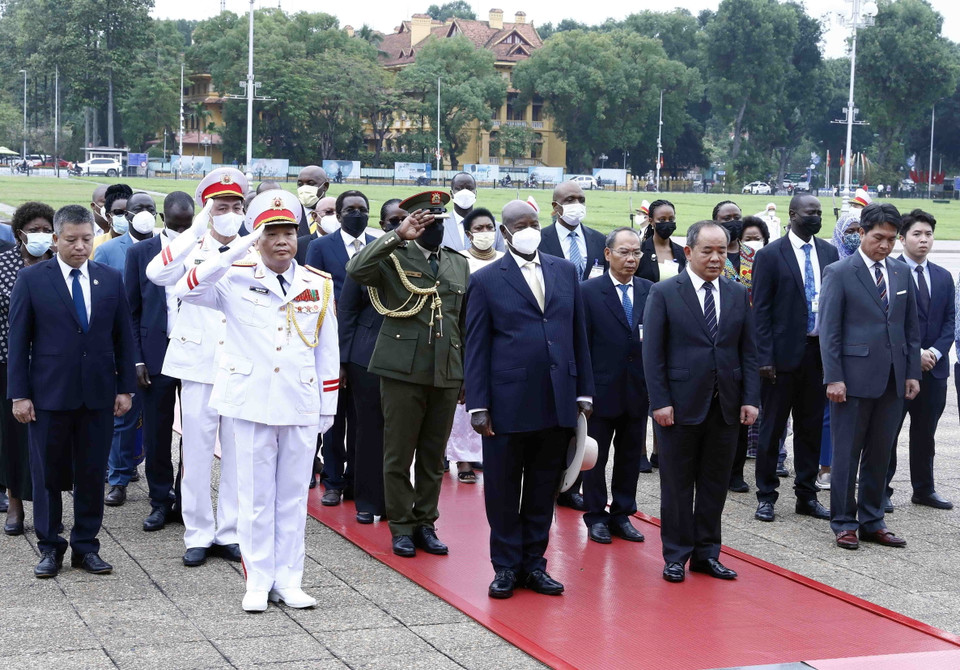 Tổng thống Uganda Yoweri Kaguta Museveni tưởng niệm Chủ tịch Hồ Chí Minh. (Ảnh: An Đăng/TTXVN)