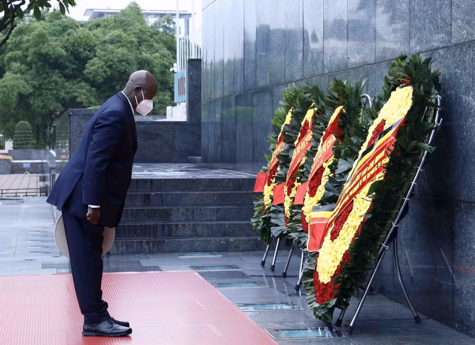 Tổng thống Uganda Yoweri Kaguta Museveni đến đặt vòng hoa và vào Lăng viếng Chủ tịch Hồ Chí Minh. (Ảnh: An Đăng/TTXVN)