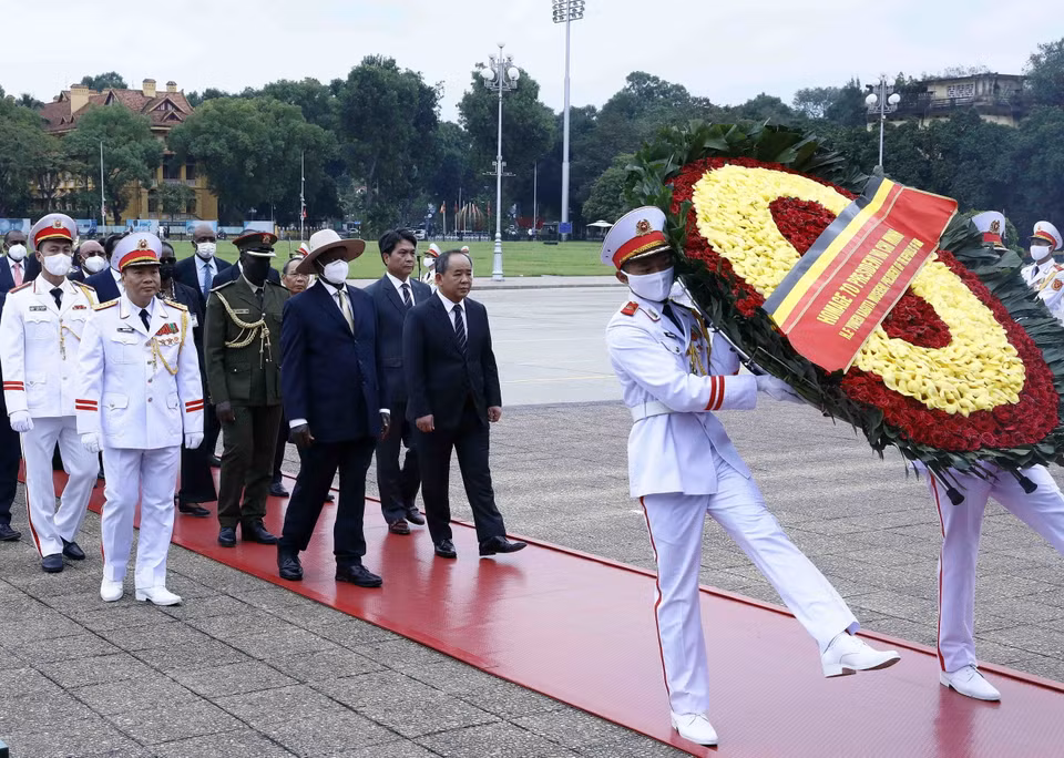 Trước đó, Tổng thống Uganda Yoweri Kaguta Museveni đến đặt vòng hoa và vào Lăng viếng Chủ tịch Hồ Chí Minh. (Ảnh: An Đăng/TTXVN)