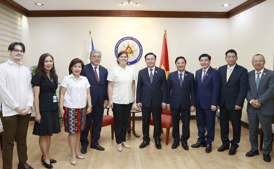 Chủ tịch Quốc hội Vương Đình Huệ và Phó Tổng thống Philippines Sara Duterte với đại biểu chụp ảnh lưu niệm. (Ảnh: Doãn Tấn/TTXVN)