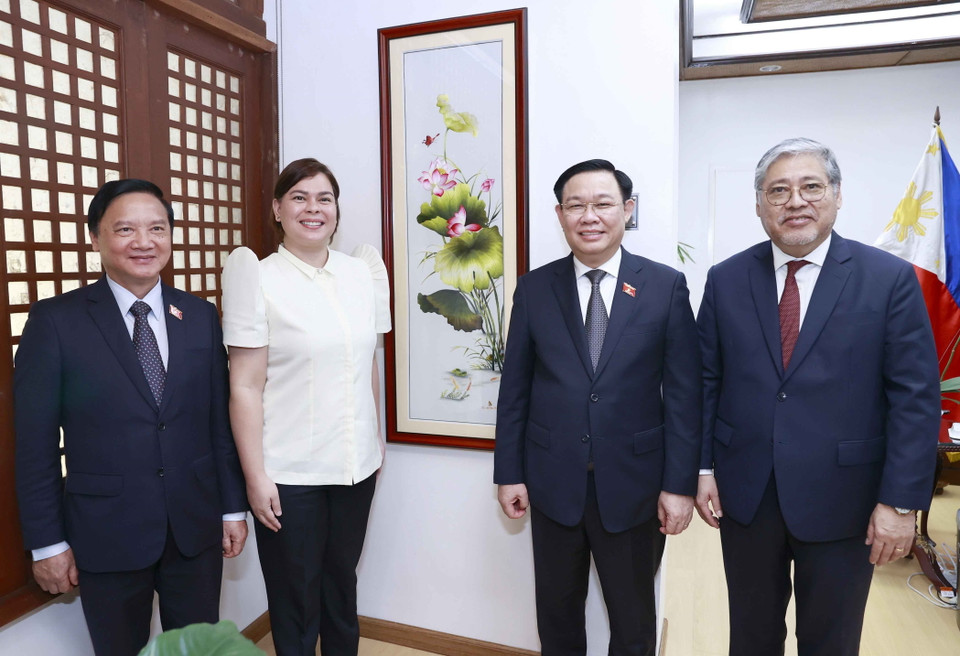 Chủ tịch Quốc hội Vương Đình Huệ, Phó Tổng thống Philippines Sara Duterte và đại biểu bên bức tranh thêu hoa sen là quà tặng lưu niệm của Phó Chủ tịch nước Võ Thị Ánh Xuân thăm Philippines tháng 6/2022. (Ảnh: Doãn Tấn/TTXVN)