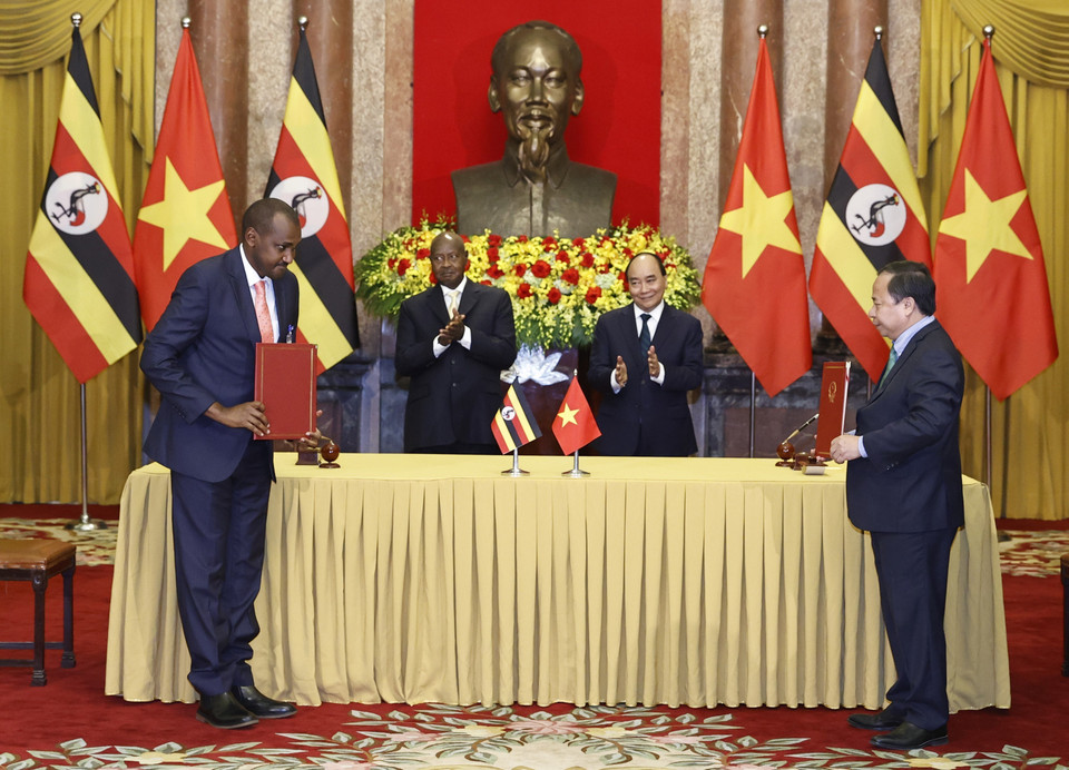 Chủ tịch nước Nguyễn Xuân Phúc và Tổng thống nước Cộng hòa Uganda Yoweri Kaguta Museveni chứng kiến lễ ký Bản ghi nhớ về hợp tác khoa học và kỹ thuật trong lĩnh vực nông nghiệp. (Ảnh: Thống Nhất/TTXVN)