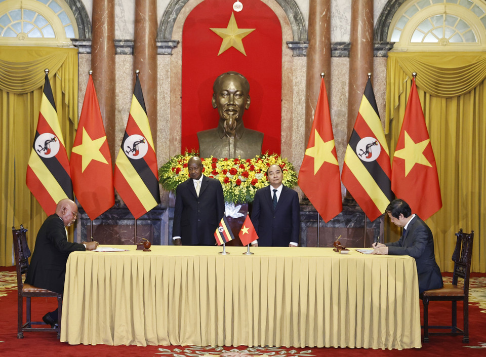 Chủ tịch nước Nguyễn Xuân Phúc và Tổng thống nước Cộng hòa Uganda Yoweri Kaguta Museveni chứng kiến lễ ký Bản ghi nhớ hợp tác trong lĩnh vực giáo dục và đào tạo. (Ảnh: Thống Nhất/TTXVN)