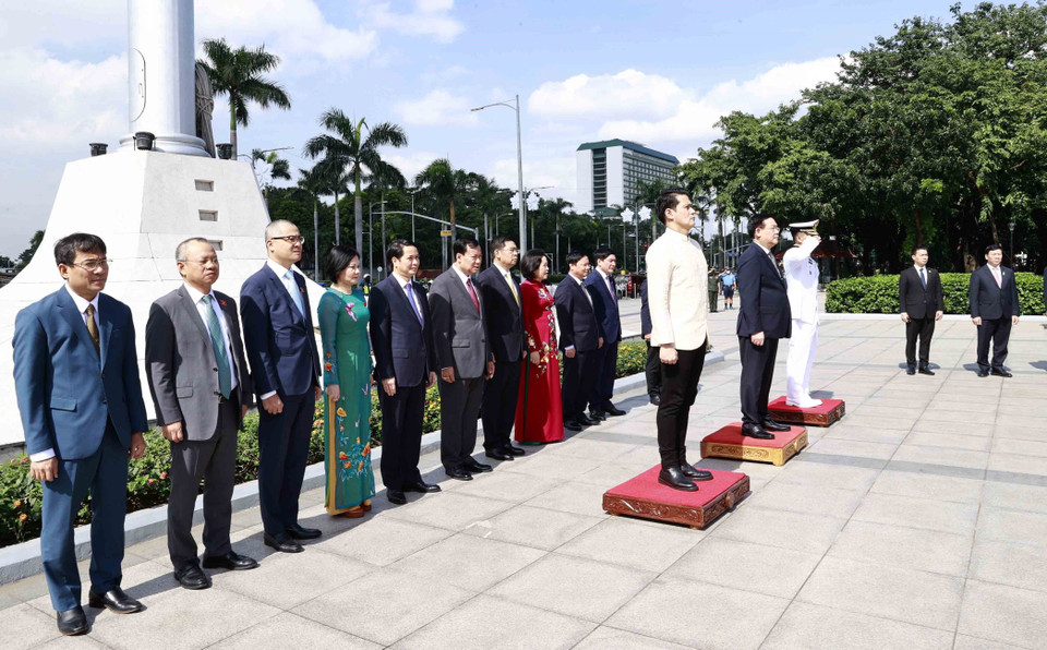 Chủ tịch Quốc hội Vương Đình Huệ đặt vòng hoa tại tượng đài Rizal. (Ảnh: Doãn Tấn/TTXVN)