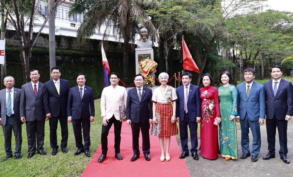 Chủ tịch Quốc hội Vương Đình Huệ với đại biểu tại tượng đài Chủ tịch Hồ Chí Minh. (Ảnh: Doãn Tấn/TTXVN)