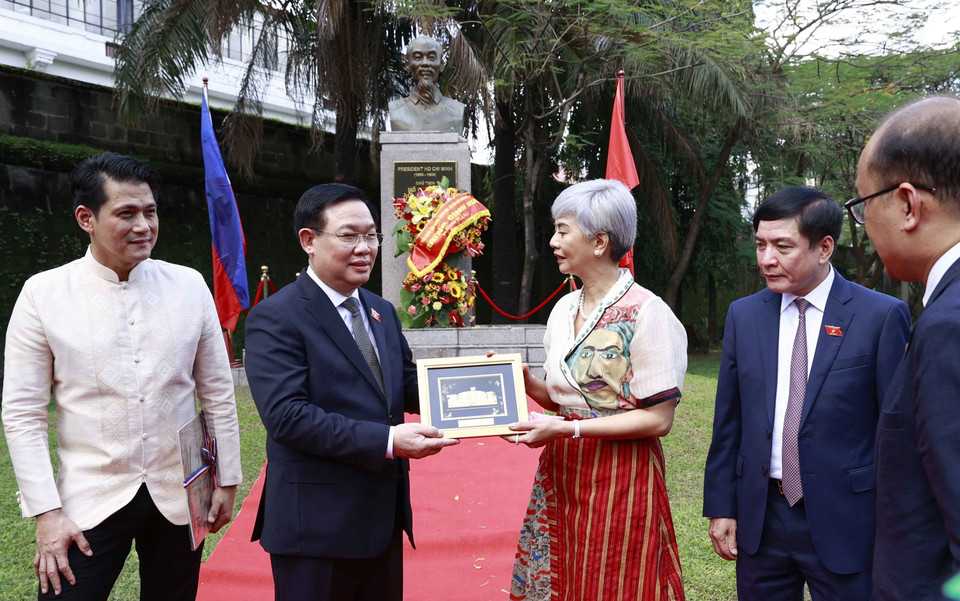 Chủ tịch Quốc hội Vương Đình Huệ trao tặng phẩm lưu niệm tặng nhân viên quản lý vườn ASEAN Garden khi đặt vòng hoa tại tượng đài Chủ tịch Hồ Chí Minh. (Ảnh: Doãn Tấn/TTXVN)
