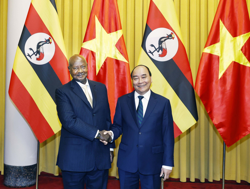 Chủ tịch nước Nguyễn Xuân Phúc và Tổng thống nước Cộng hòa Uganda Yoweri Kaguta Museveni tại lễ ký kết các văn kiện hợp tác. (Ảnh: Thống Nhất/TTXVN)