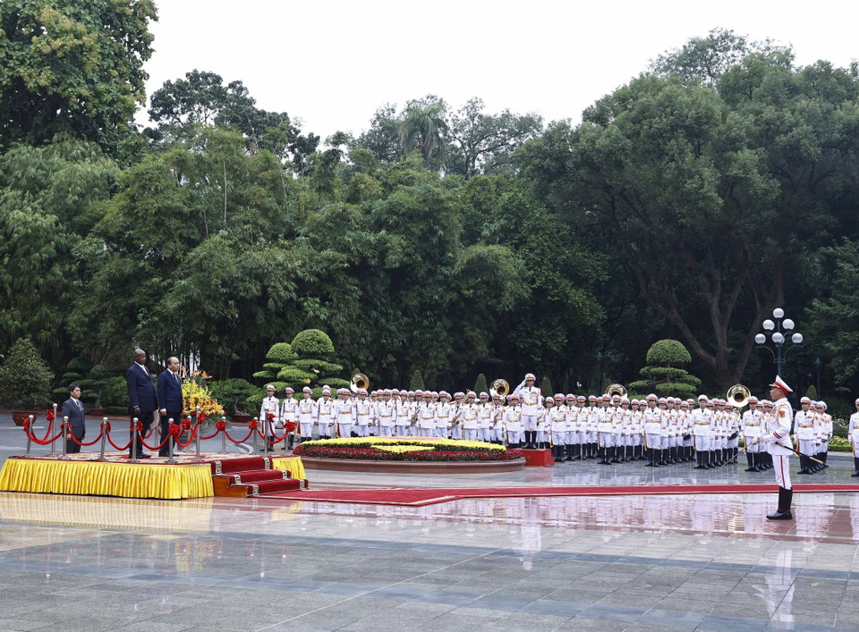 Chủ tịch nước Nguyễn Xuân Phúc và Tổng thống Uganda Yoweri Kaguta Museve duyệt Đội danh dự Quan đội nhân dân Việt Nam. (Ảnh: Thống Nhất/TTXVN)
