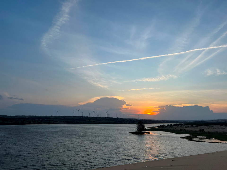 Hoàng hôn buông trên "biển hồ" bàu cát. (Ảnh: Mai Mai/Vietnam+)