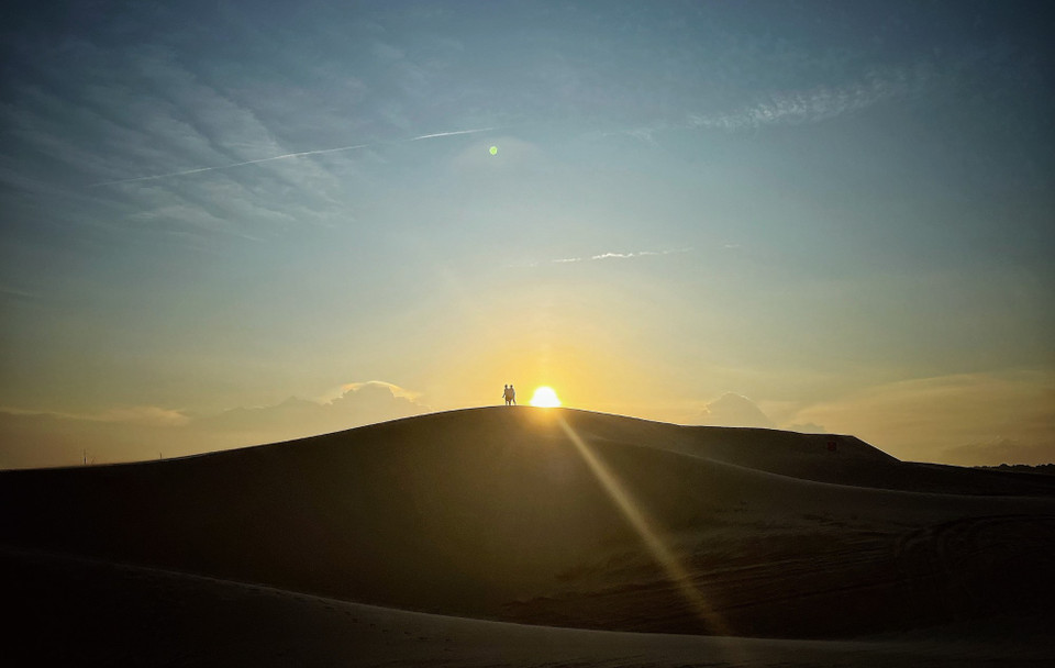 Theo truyền thuyết nơi đây là một hồ lớn, sau người dân đắp đập cát chạy vắt ngang hồ để đi qua. Hồ lớn này từ đó bị chia thành 2 phần: tiểu hồ và đại hồ. (Ảnh: Mai Mai/Vietnam+)