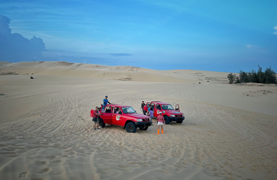 Những chiếc xe bán tải (dịch vụ du lịch ở đây) sẽ chở du khách đến những điểm dừng chân đẹp trên đồi cát. (Ảnh: Mai Mai/Vietnam+)