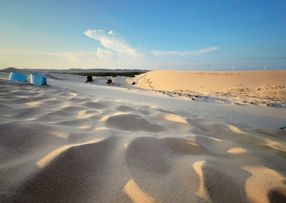 Ở đây cát trắng mịn và gió lớn nên du khách trước khi đến nên chuẩn bị mũ, kính hay áo chống nắng để chắn gió, chắn cát bay vào mắt, cát lẩn vào người. (Ảnh: Mai Mai/Vietnam+)