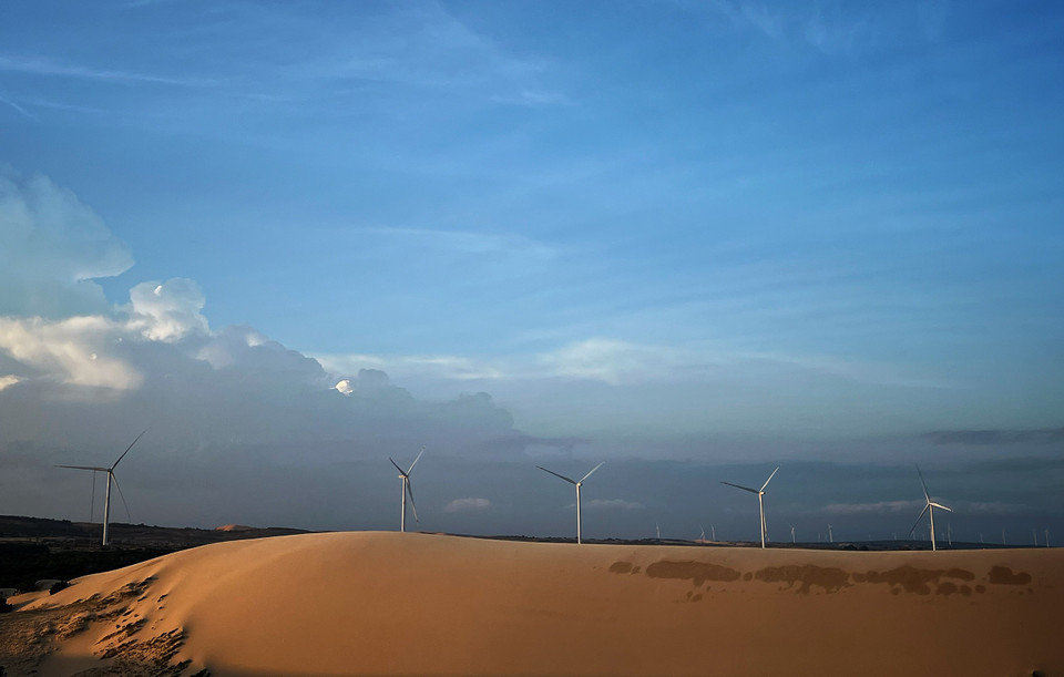 Do "Bàu" trong tiếng địa phương nghĩa là "hồ" nên từ rất lâu, người địa phương đã gọi tiểu hồ là Bàu. Nơi đây cũng rất thích hợp cho hệ thống quạt điện năng lượng gió. (Ảnh: Mai Mai/Vietnam+)