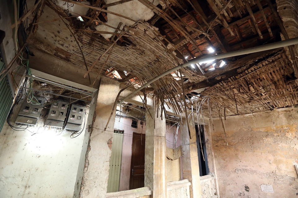 Phần mái và trần tầng 3, dãy 35A, Khu tập thể Học viện Quân y 103, quận Hà Đông đã bị sập hoàn toàn khiến các hộ dân phải di chuyển do chưa được sửa chữa, cải tạo. (Ảnh: Phan Tuấn Anh/TTXVN)