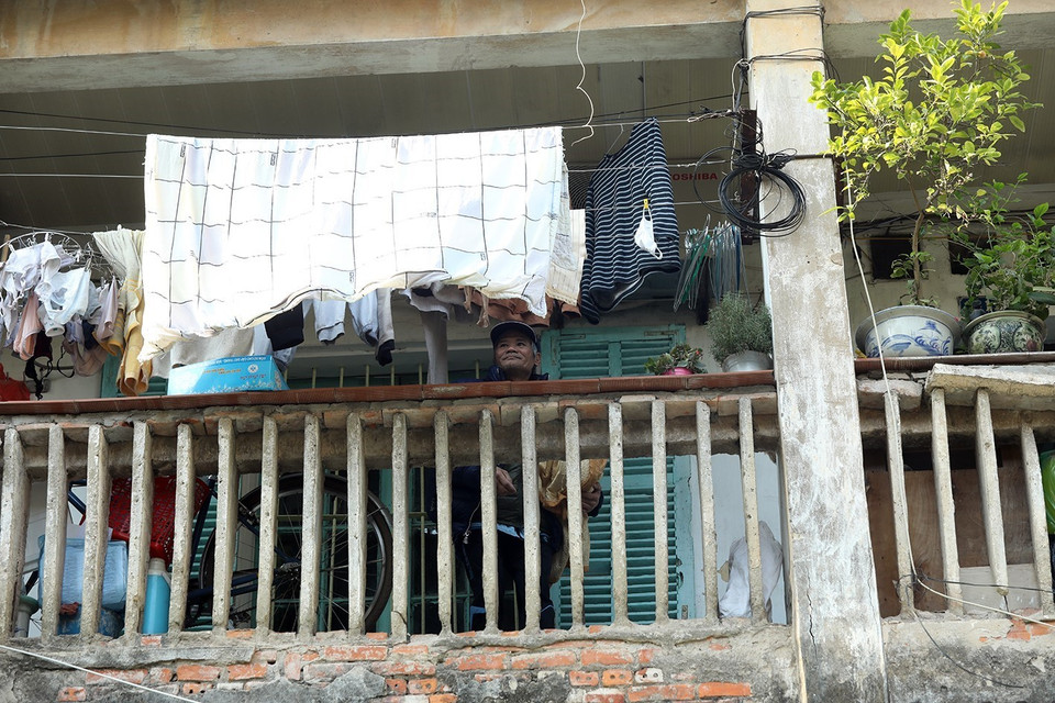 Khu tập thể ba tầng, quận Hà Đông được xây dựng gần 40 năm. (Ảnh: Phan Tuấn Anh/TTXVN)