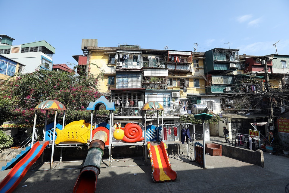 Một khu tập thể cũ thuộc quận Đống Đa đang trong tình trạng xuống cấp. (Ảnh: Phan Tuấn Anh/TTXVN)