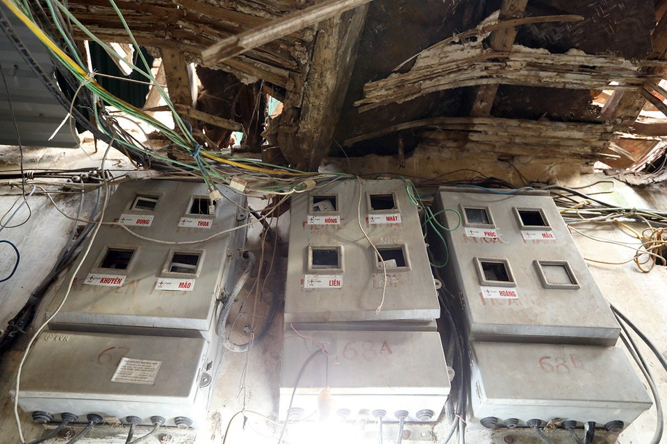 Công tơ điện của các hộ dân từng sống tại tầng 3, dãy 35A, khu tập thể Học viện Quân y 103, quận Hà Đông. (Ảnh: Phan Tuấn Anh/TTXVN)