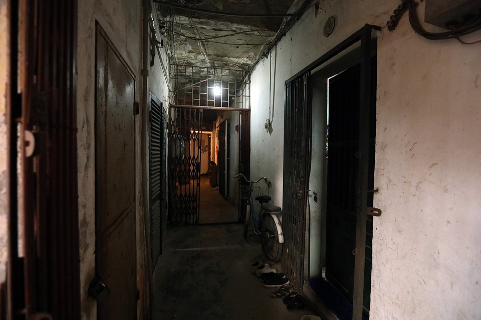 Cảnh ẩm thấp và tối tăm tại các dãy nhà cũ nát trong khu tập thể Học viện Quân y 103, quận Hà Đông. (Ảnh: Phan Tuấn Anh/TTXVN)