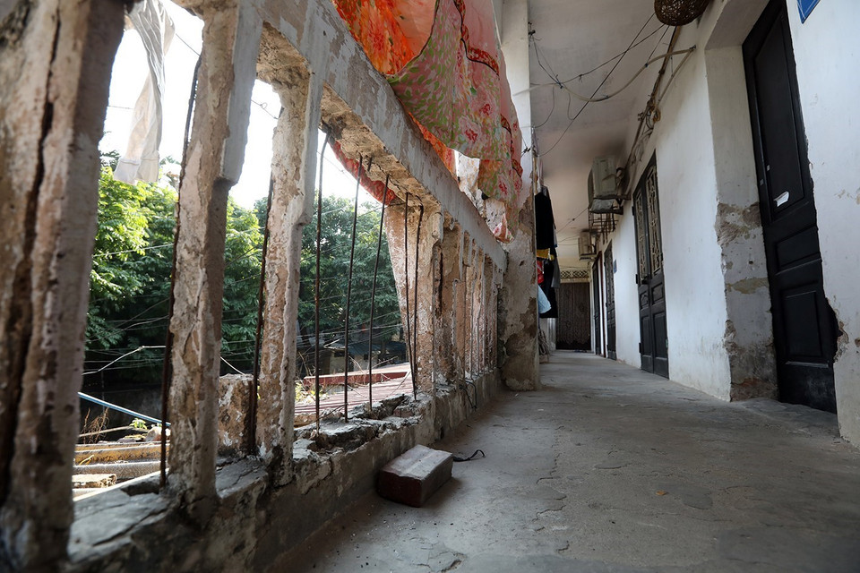 Những tấm chắn bêtông hành lang tại khu tập thể ba tầng, quận Hà Đông chỉ còn trơ lại những thanh sắt. (Ảnh: Phan Tuấn Anh/TTXVN)