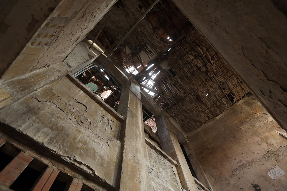 Một góc trần và mái ngói của dãy 35A, khu tập thể Học viện Quân y 103, quận Hà Đông đã bị sập hoàn toàn. (Ảnh: Phan Tuấn Anh/TTXVN)