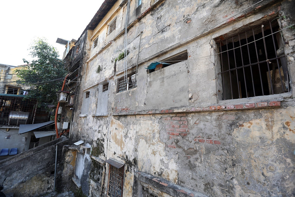 Dãy tường nhà Khu tập thể B1, ngõ Văn Chương, quận Đống Đa đang trong tình trạng mục nát. (Ảnh: Phan Tuấn Anh/TTXVN)