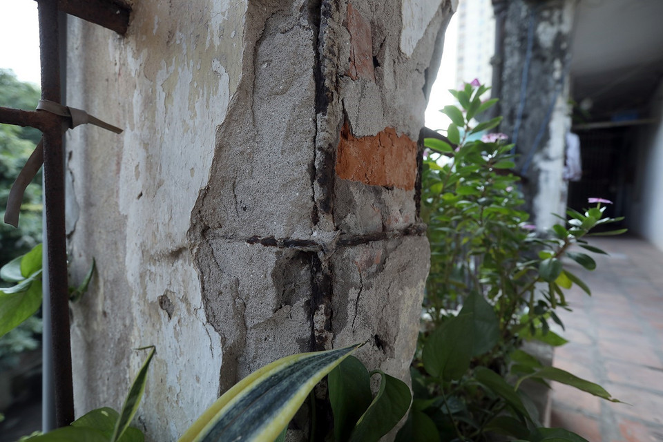 Khu tập thể ba tầng, quận Hà Đông được xây dựng từ năm 1987 hiện đang xuống cấp. (Ảnh: Phan Tuấn Anh/TTXVN)