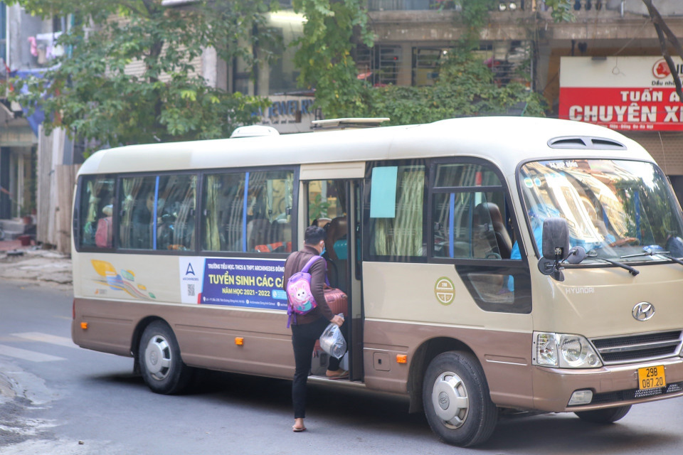 Xe đưa người sống và làm việc tại cửa hàng cắt tóc Mẹ Ớt đi cách ly y tế tập trung. (Ảnh: Tuấn Đức/TTXVN)