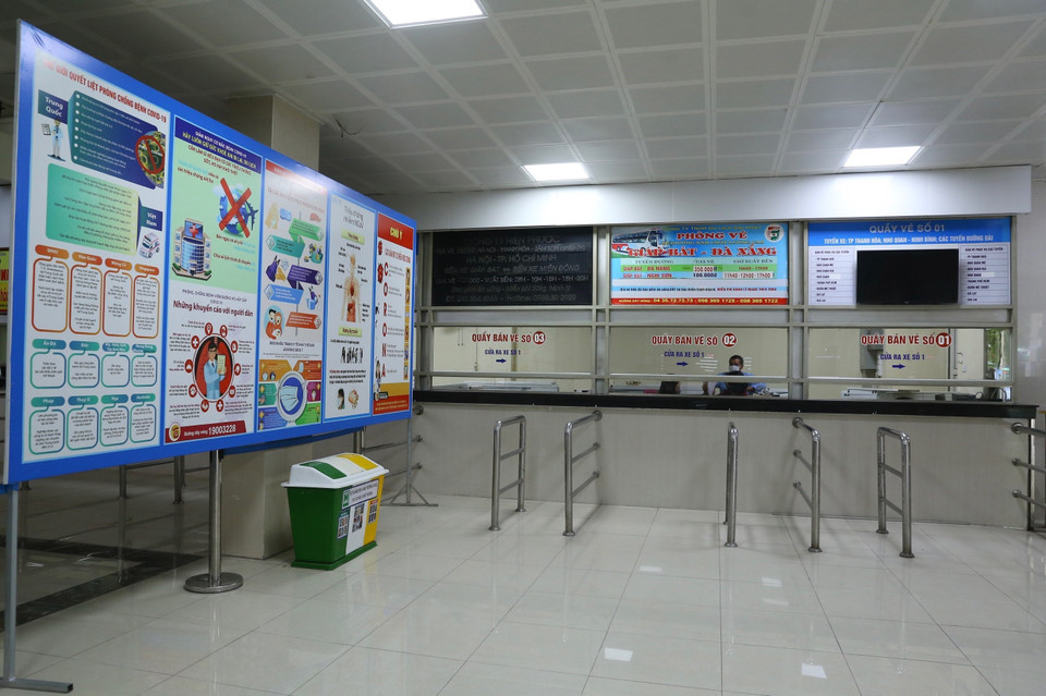 Cảnh vắng lặng vào chiều cuối tuần ở khu vực bán vé của Bến xe Giáp Bát. (Ảnh: Hoàng Hiếu/TTXVN)