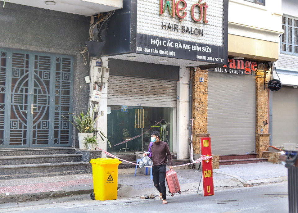 Cửa hàng cắt tóc Mẹ Ớt ở số 36A Trần Quang Diệu (Đống Đa) bị phong tỏa. (Ảnh: Tuấn Đức/TTXVN)