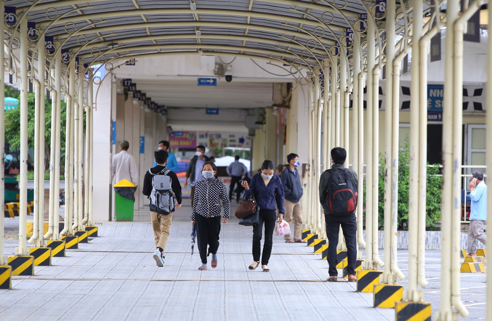 Lượng khách đến Bến xe Giáp Bát vẫn ít cho dù hoạt động vận tải liên tỉnh đã hoạt động trở lại. (Ảnh: Hoàng Hiếu/TTXVN)