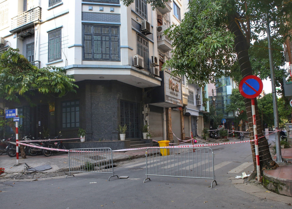 Rào chắn phong tỏa khu vực cửa hàng cắt tóc Mẹ Ớt. (Ảnh: Tuấn Đức/TTXVN)