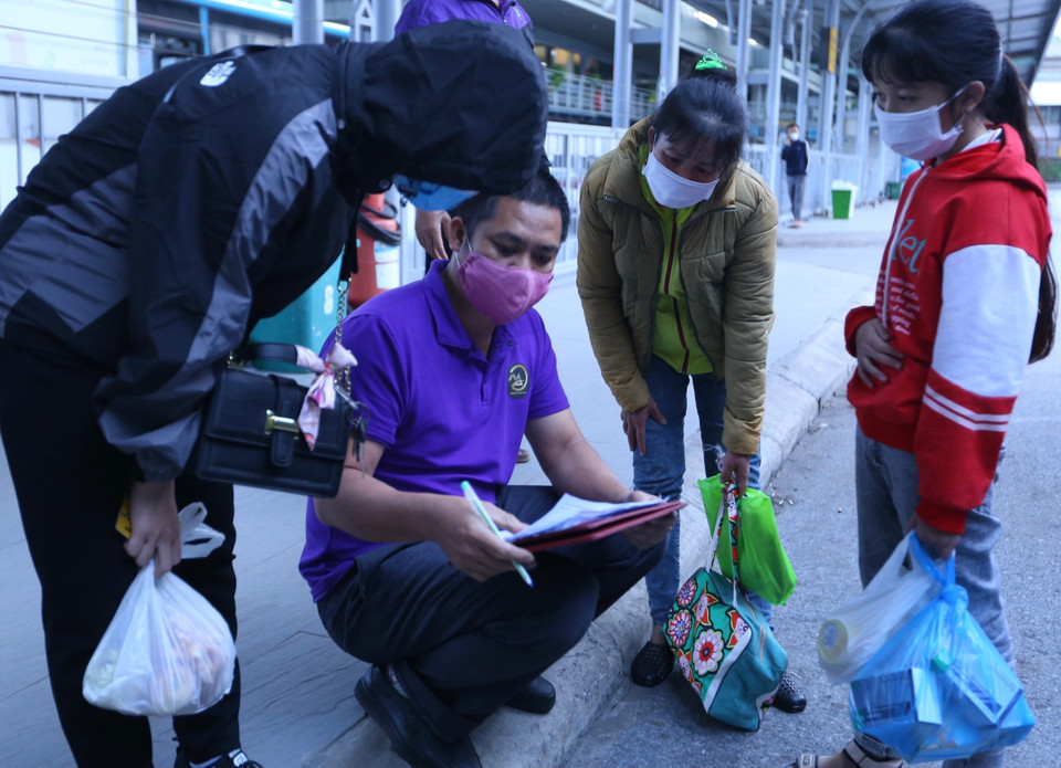 Tại Bến xe Nước Ngầm, mọi hành khách đều được các nhà xe yêu cầu khai báo y tế trước khi lên xe. (Ảnh: Hoàng Hiếu/TTXVN)