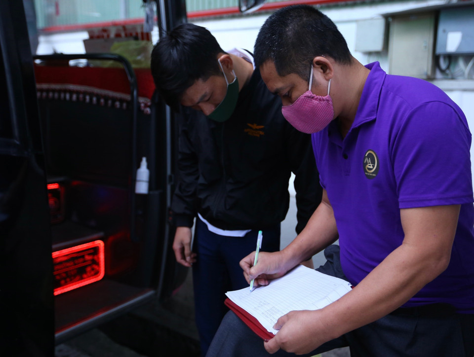 Mọi hành khách đều được các nhà xe yêu cầu khai báo y tế trước khi lên xe. (Ảnh: Hoàng Hiếu/TTXVN)