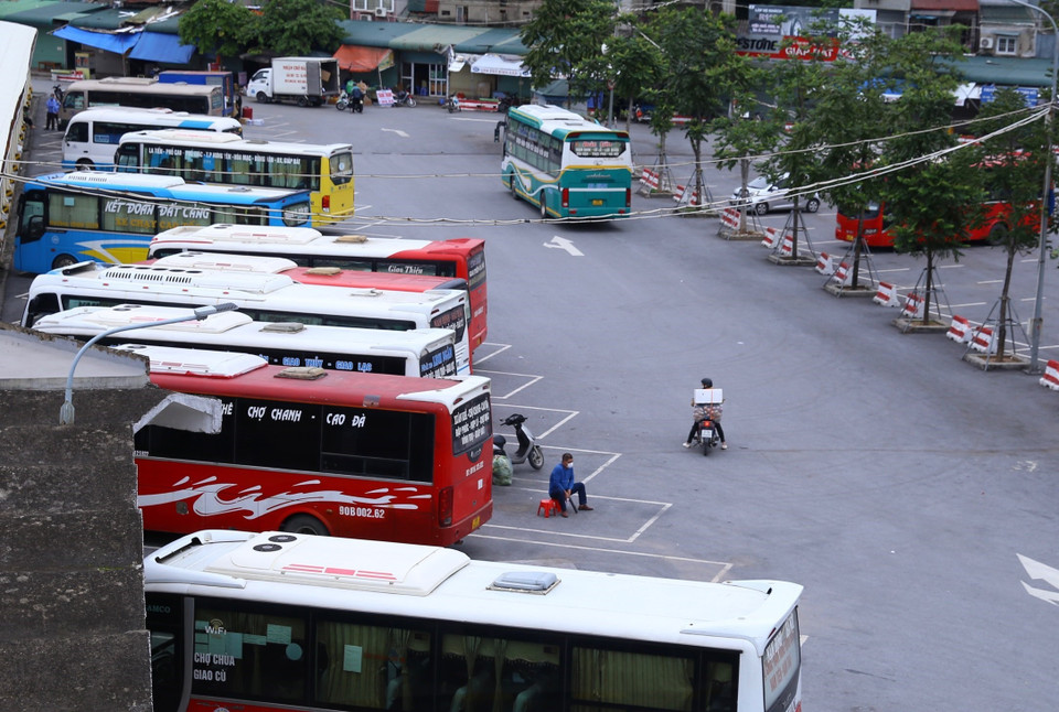 Một số tuyến xe liên tỉnh đã hoạt động trở lại tại Bến xe Giáp Bát, nhưng lượng khách đến bến vẫn ít. (Ảnh: Hoàng Hiếu/TTXVN)