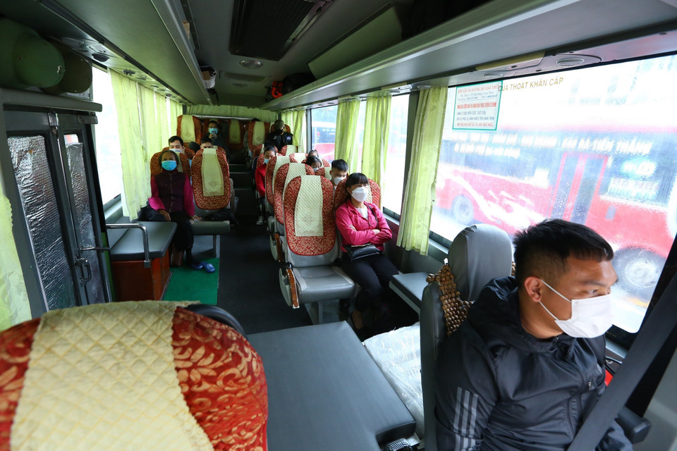 Đeo khẩu trang và ngồi giãn cách là quy định bắt buộc với khách tại tất cả xe đi, đến Bến xe Giáp Bát. (Ảnh: Hoàng Hiếu/TTXVN)