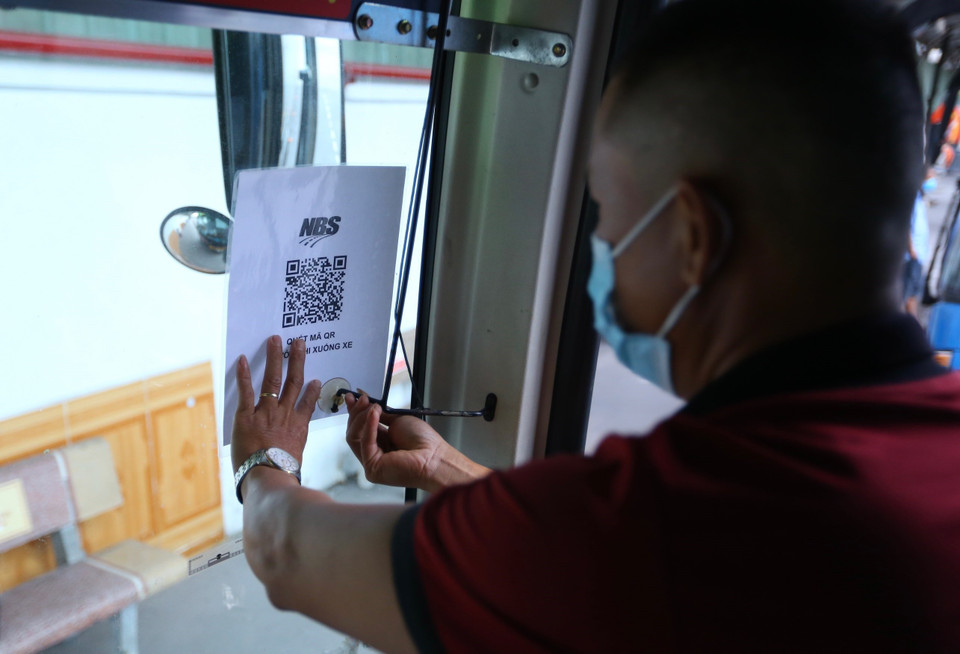 Ban quản lý Bến xe Nước Ngầm yêu cầu các xe vào bến bắt buộc phải dán mã QR ở nơi thuận tiện cho khách khai báo y tế. (Ảnh: Hoàng Hiếu/TTXVN)