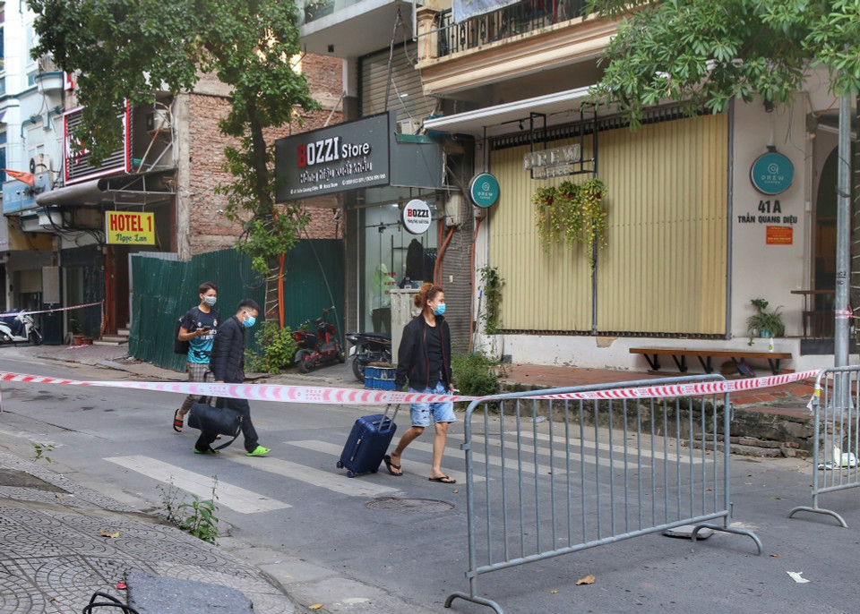 Rào chắn phong tỏa khu vực cửa hàng cắt tóc Mẹ Ớt. (Ảnh: Tuấn Đức/TTXVN)