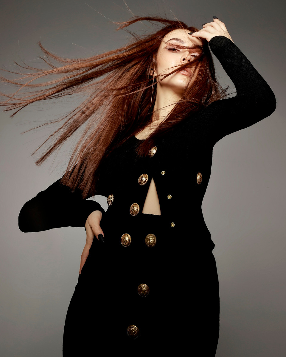 MLee dù là ca sỹ nhưng tạo dáng chuyên nghiệp và kết hợp ăn ý cùng H’Hen Niê để thực hiện bộ ảnh ý nghĩa. (Ảnh: CTV)