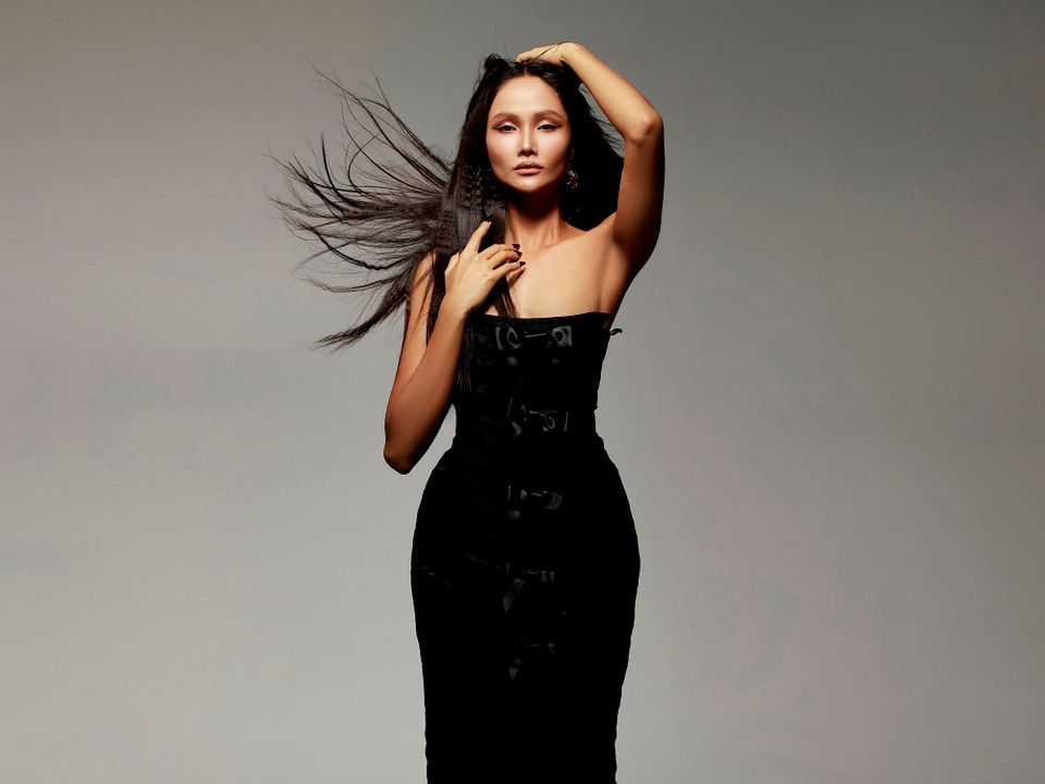 Kể câu chuyện về những phụ nữ ngoài 30 tuổi, với những cảm xúc, trăn trở trong cuộc sống và hành trình yêu bản thân, yêu ước mơ của mình, H’Hen Niê muốn gửi gắm thông điệp trong bộ hình mới: “Dù bạn là ai, luôn tin vào chính mình và học cách yêu bản thân.” (Ảnh: CTV)