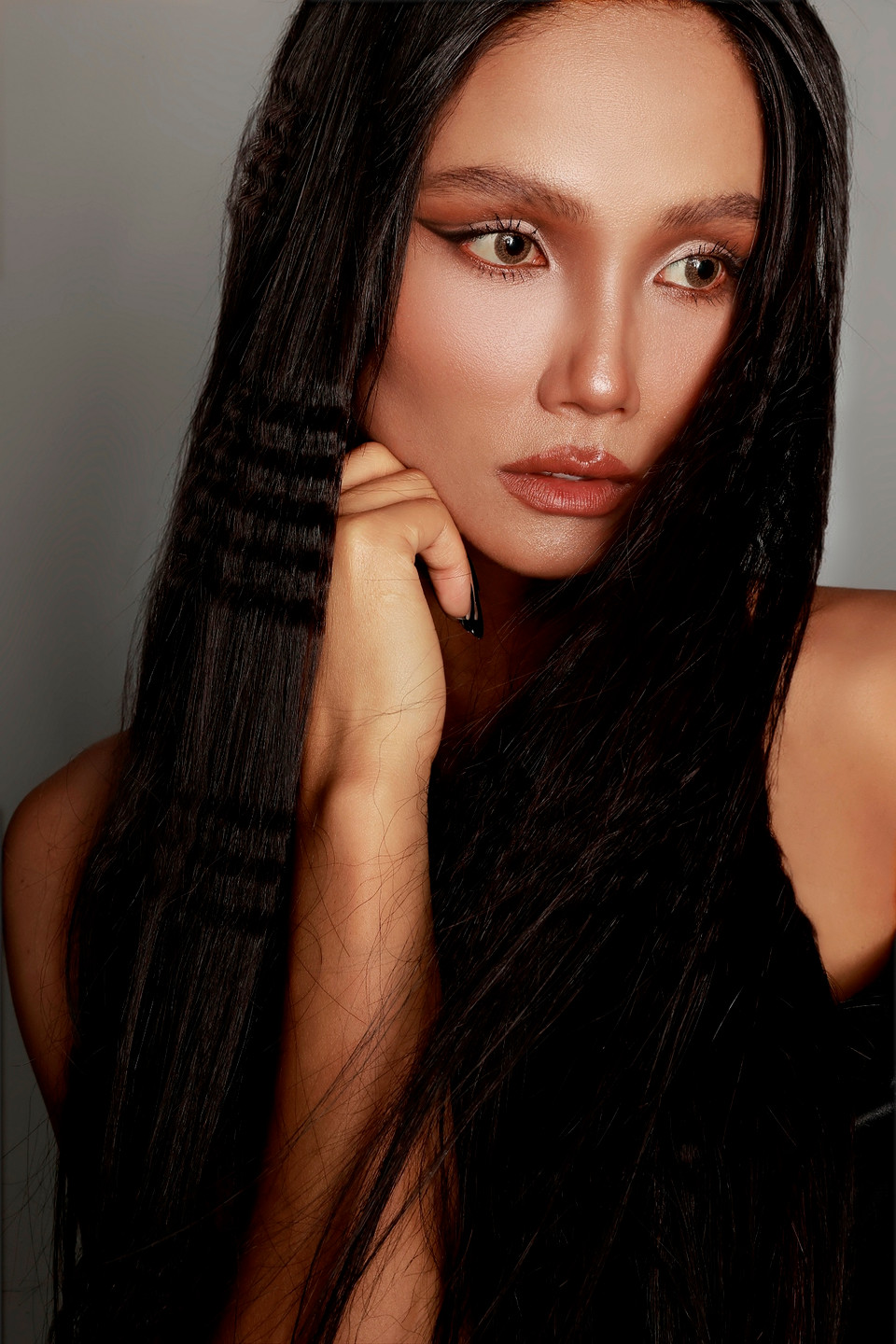 Ở tuổi ngoài 30, H’Hen Niê vẫn luôn thử thách bản thân ở những mục tiêu mới, cô không ngại đặt ra “bài toán” khó để chinh phục. Với H’Hen Niê, phụ nữ ngoài 30 chính là lúc mạnh mẽ nhất, biến những kinh nghiệm thành bàn đạp vững chắc để tự tin tiến về phía trước. (Ảnh: CTV)