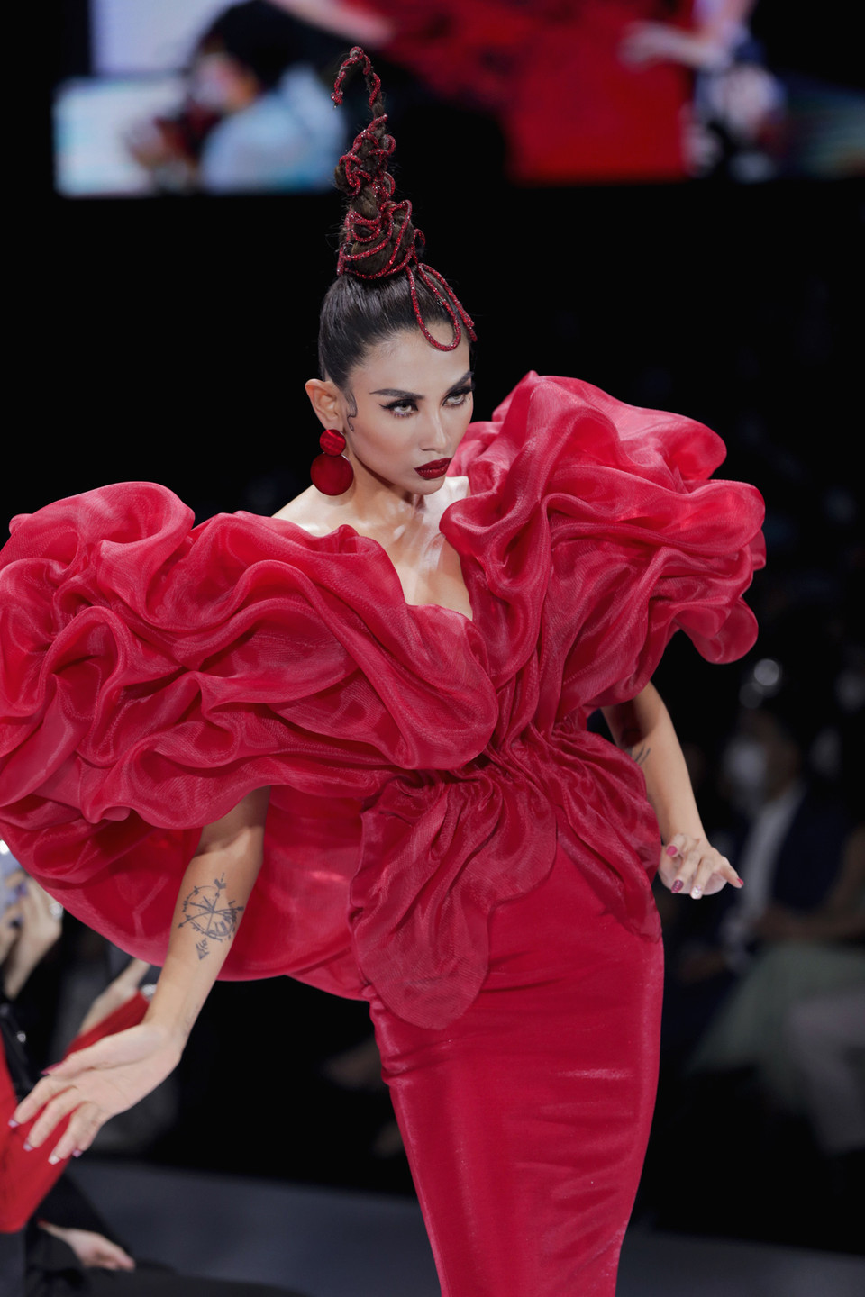 Cô thể hiện tài năng catwalk như một vũ công chuyên nghiệp khiến cả sân khấu không ngớt những tràn pháo tay tán thưởng. (Ảnh: CTV/Vietnam+)