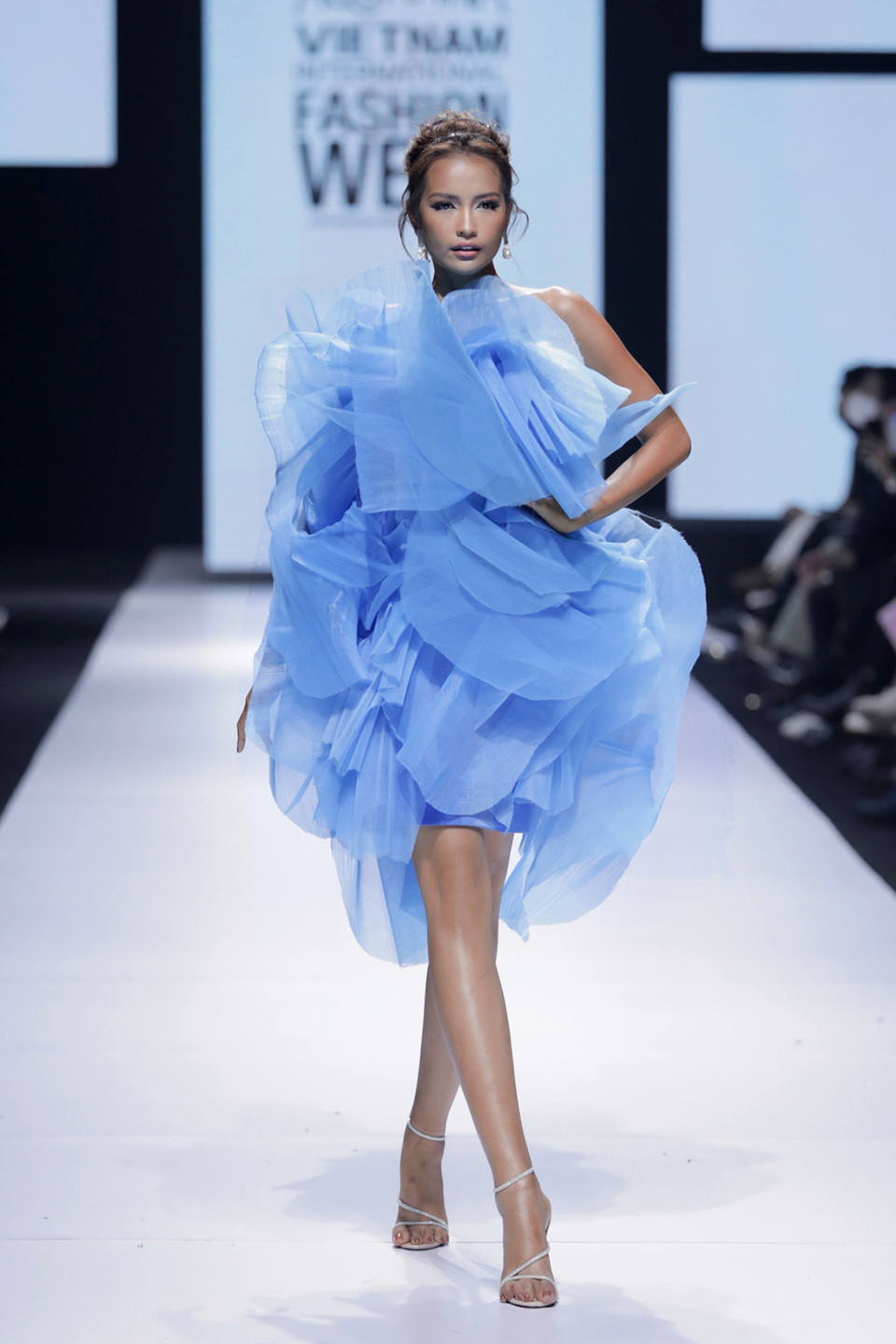 Hoa hậu Siêu quốc gia châu Á - Ngọc Châu đã có phần trình diễn đầy tự tin với trang phục màu xanh bồng bềnh và quyến rũ (Ảnh: CTV/Vietnam+)