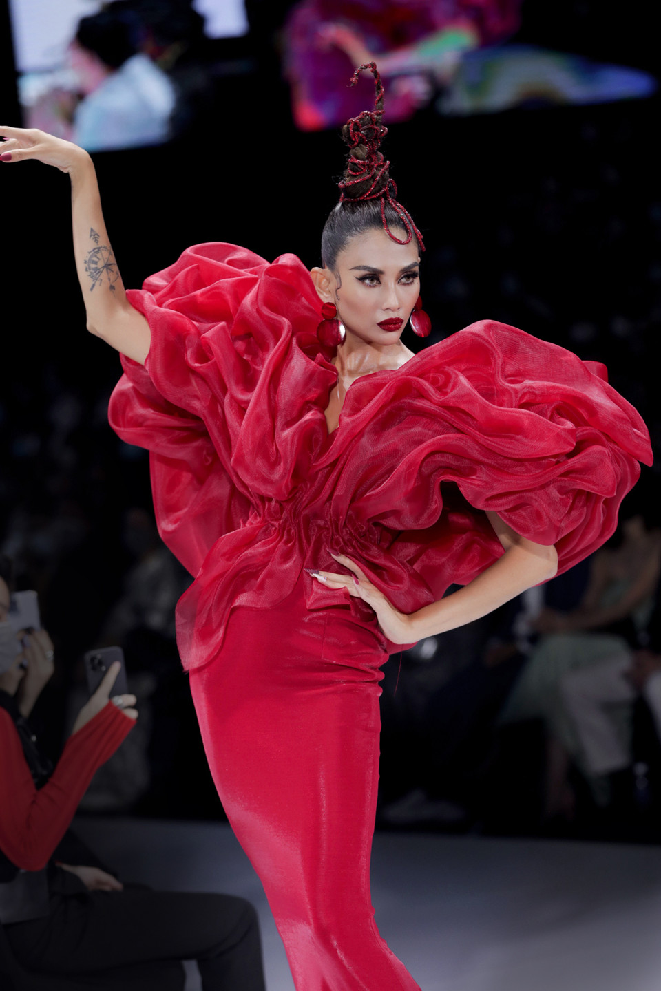 Võ Hoàng Yến diện thiết kế có cầu vai đặc biệt giống như một đóa hoa hồng đang nở rộ. (Ảnh: CTV/Vietnam+)