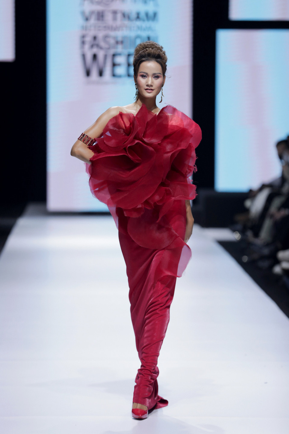 Bộ sưu tập lấy cảm hứng từ những đóa hồng với lối tạo phom dáng độc đáo. (Ảnh: CTV/Vietnam+)