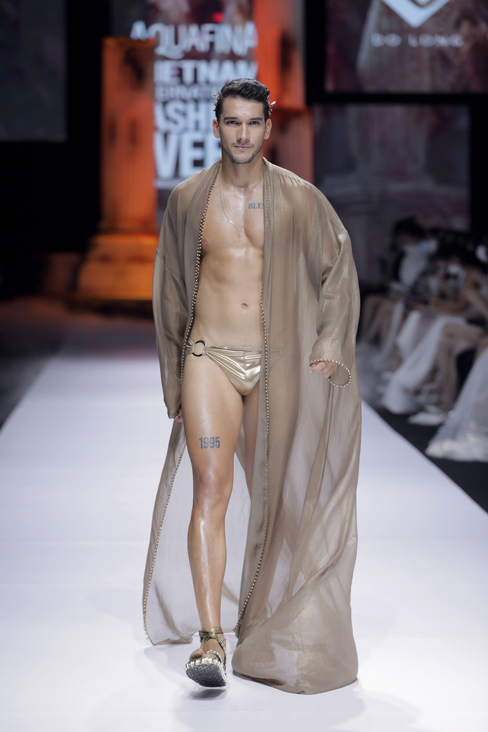 Hình ảnh nam thần được tái hiện trong bộ sưu tập. (Ảnh: CTV/Vietnam+)