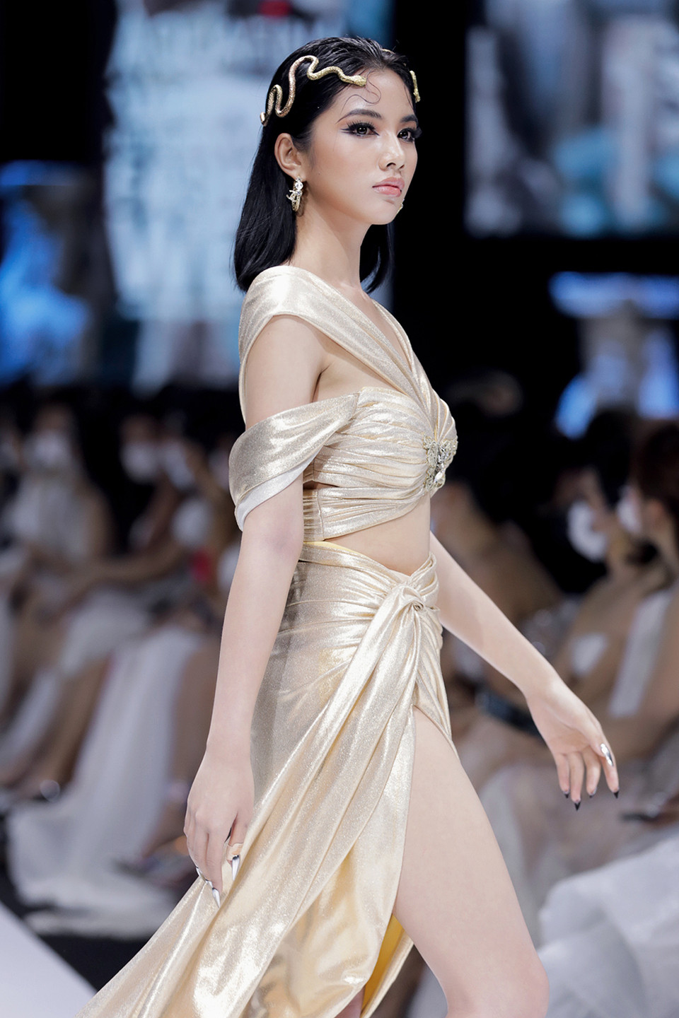 ... thông qua họa tiết chỉ vàng, mô phỏng những bức tranh trạm trổ hay hình học đối xứng mang đến cảm xúc thăng hoa cho người xem. (Ảnh: CTV/Vietnam+)