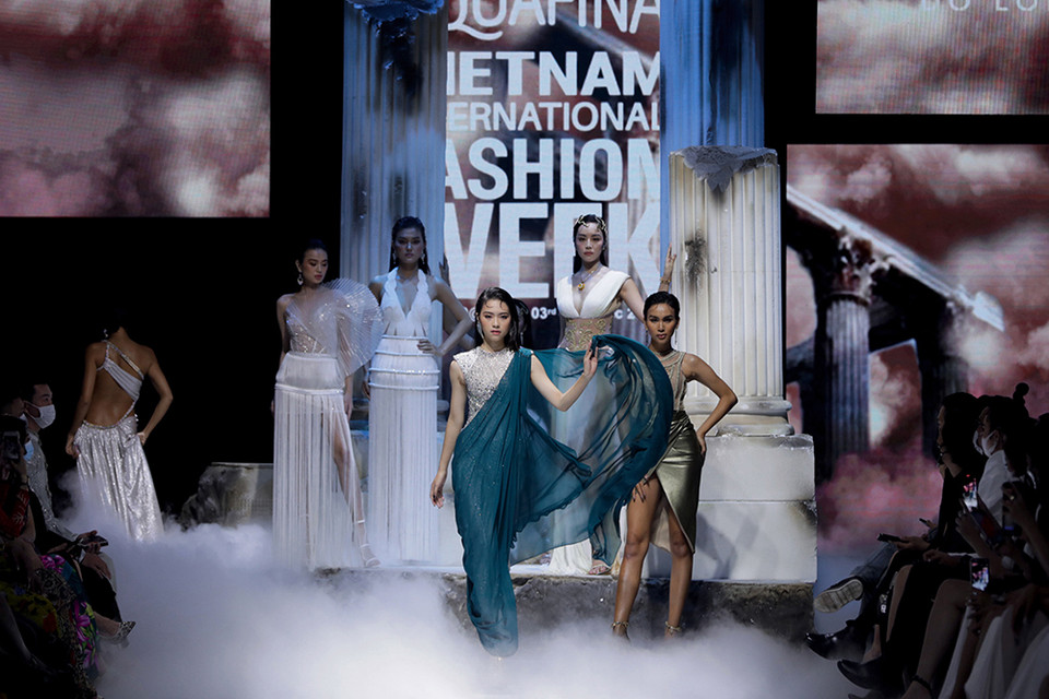 Nhà thiết kế tiếp tục đưa người hâm mộ đi từ ngạc nhiên này đến ngạc nhiên khác qua nhiều thiết kế ấn tượng mang tinh thần haute couture, được xử lý kỳ công và tinh tế. (Ảnh: CTV/Vietnam+)