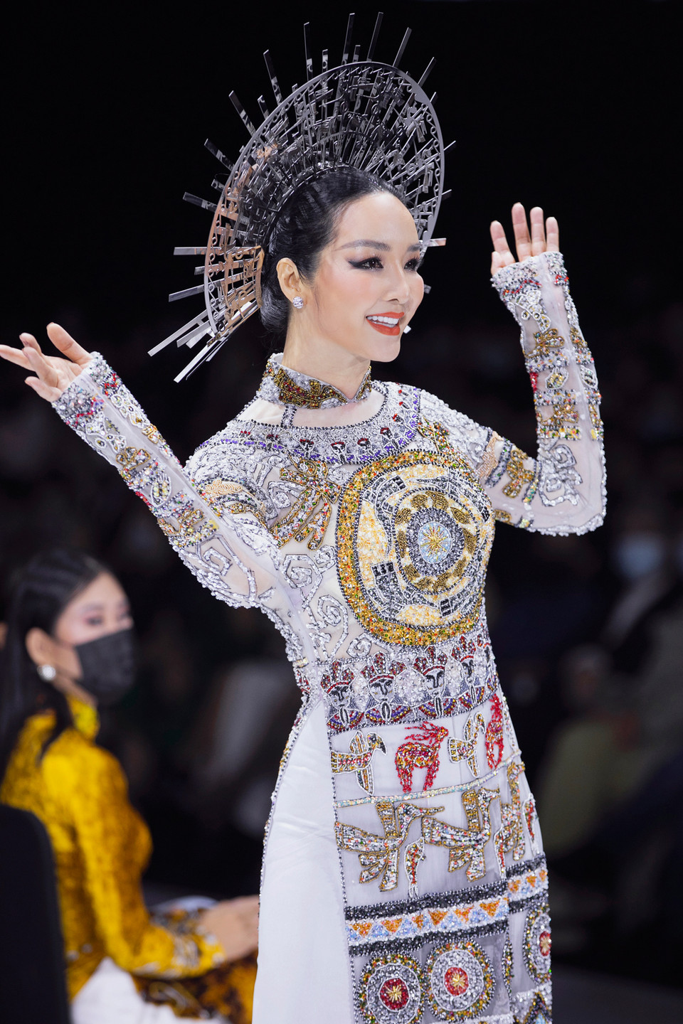 Hoa hậu Đền Hùng Giáng My mở màn show diễn bằng bộ trang phục có đính kết những họa tiết trống đồng chim lạc. (Ảnh: CTV/Vietnam+)