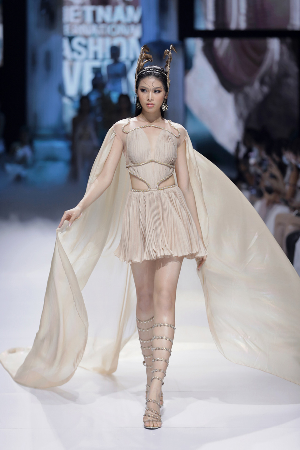 ...cũng đem đến phần trình diễn ấn tượng trong hai mẫu váy tông màu nude, lấy cảm hứng từ những bức tượng thần vệ nữ. (Ảnh: CTV/Vietnam+)