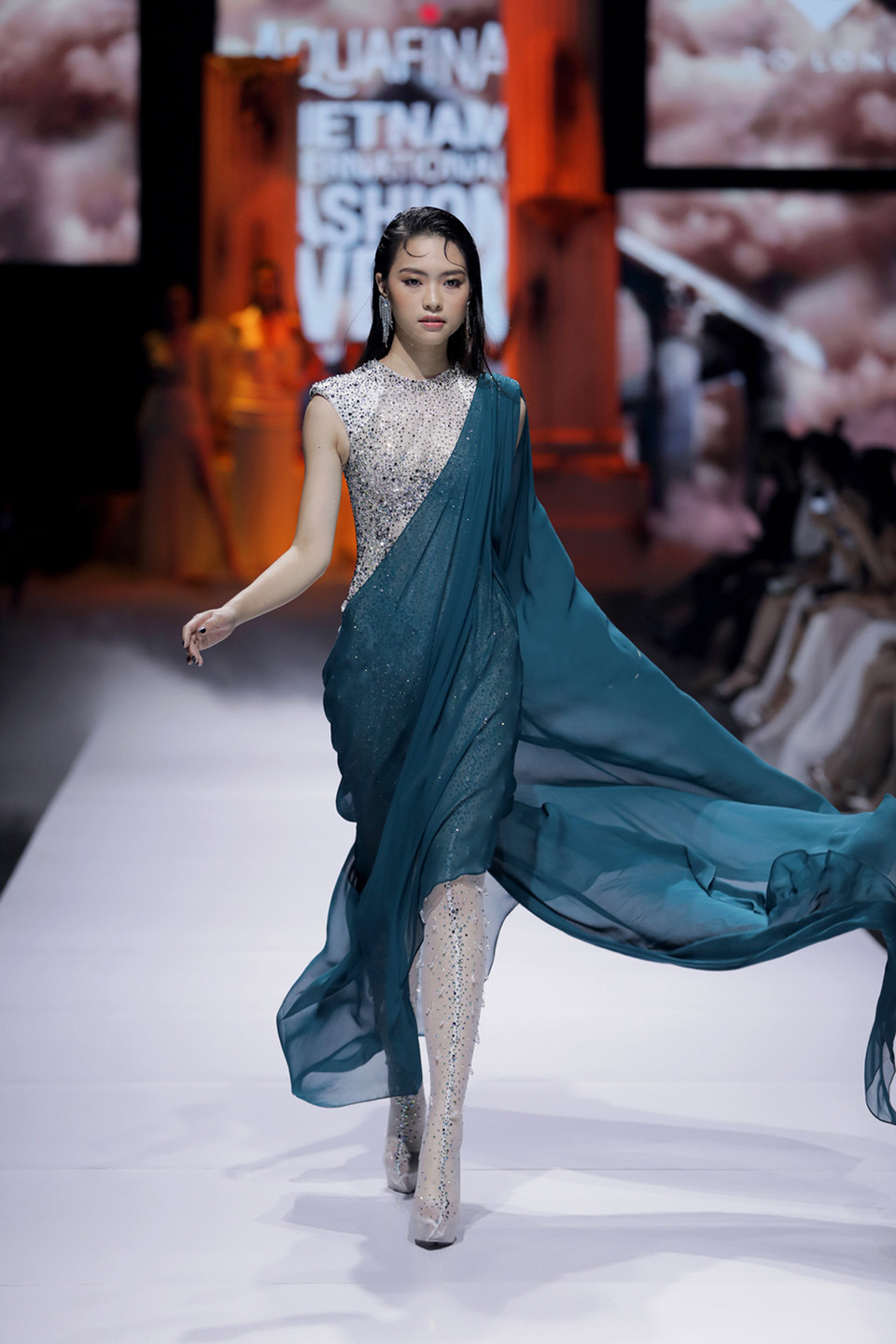 Tuy chỉ 35 trang phục, số lượng bằng 1/3 các bộ sưu tập trước đó, nhưng 'The Valley Of Goddess' vẫn 'ngốn' của Đỗ Long 120 ngày làm việc, tương đương 4 tháng liền liên tục lao động. (Ảnh: CTV/Vietnam+)